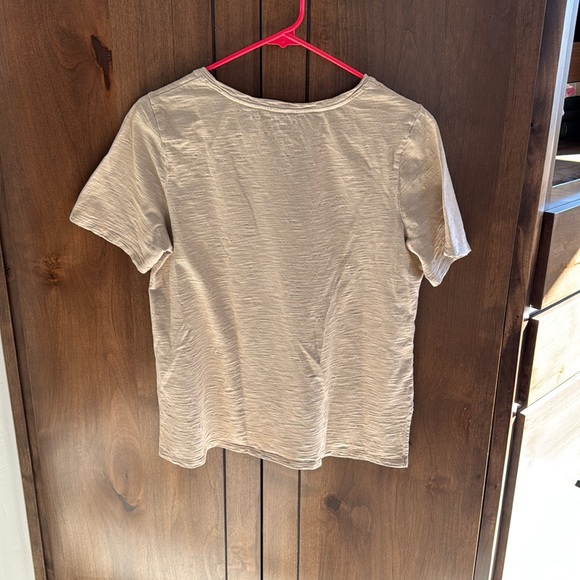 Chicos V-neck T-shirt, tan size one petite - Picture 4 of 4